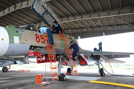 Nhân viên kỹ thuật chuẩn bị máy bay chặt chẽ trước mỗi chuyến bay.